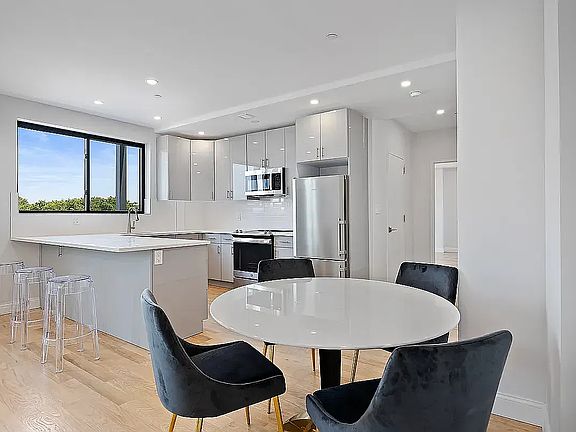 4th image of 492 Kings Hwy #5R