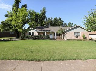 1530 Winding Creek Rd, Moore, OK 73160