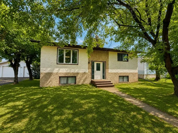 816 E 15th St, Wainwright, AB T9W 1E6