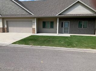 5870 Fountain Vista Dr, Grand Forks, ND 58201