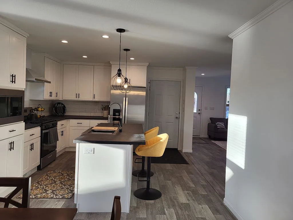 3 bed, 2.0 bath, 1356 sqft, $2,050 — Photo 4