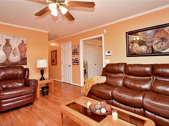 5th image of 109 Bailey St