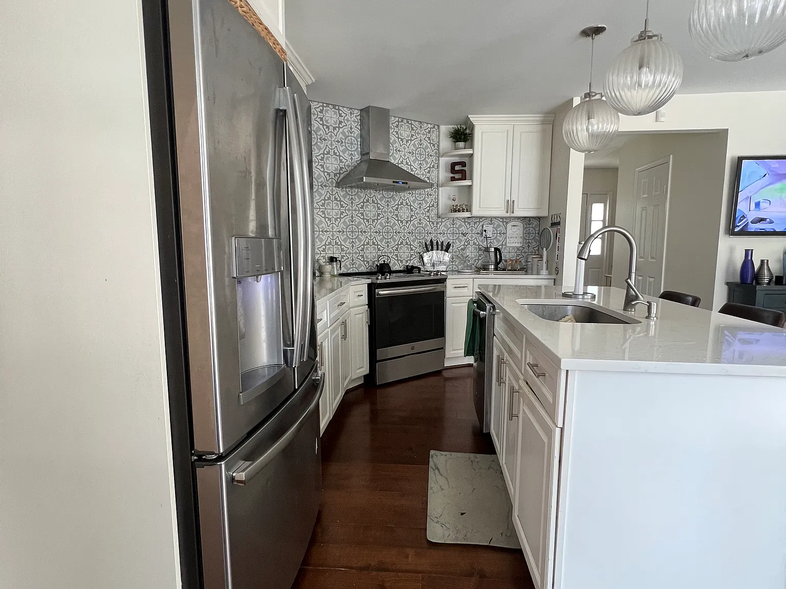 3 bed, 2437 sqft, $3,700 — Photo 4