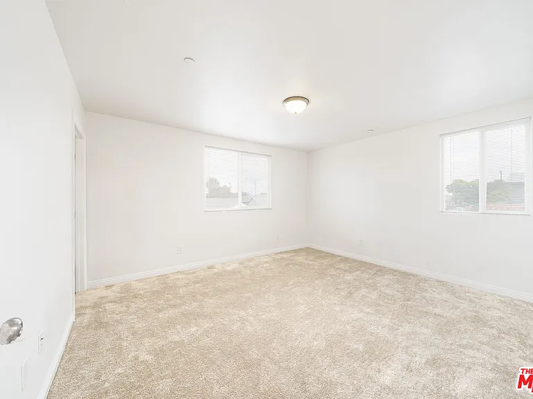 838 E 80th St #838 — Photo 9