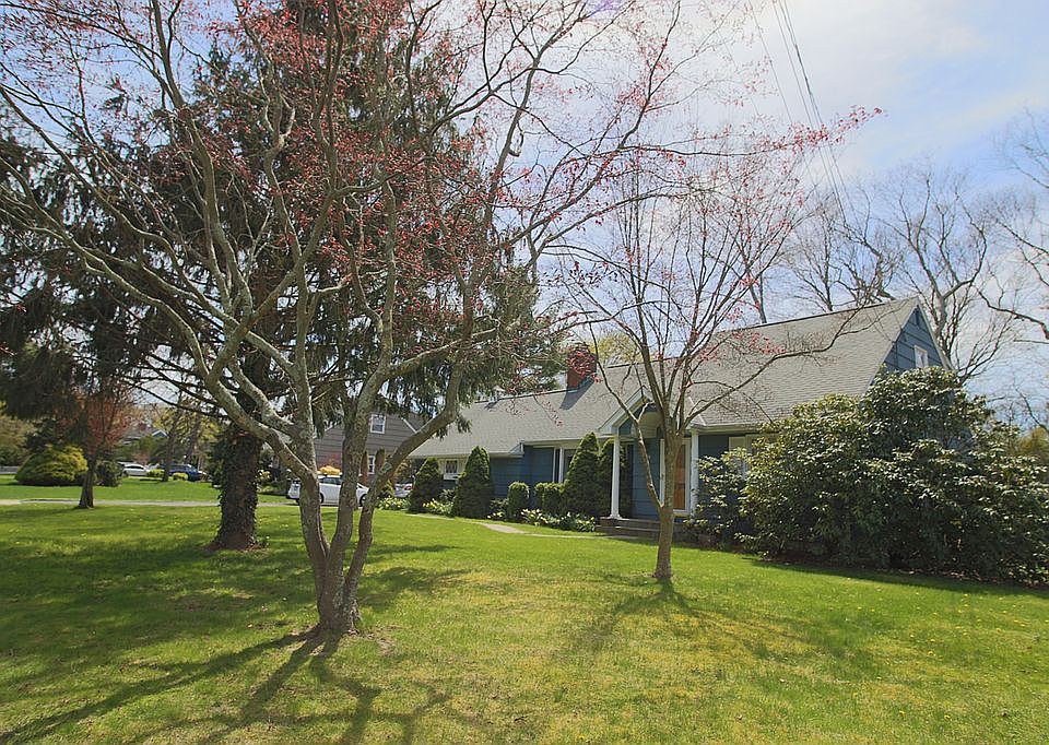 2nd image of 260 Great River Rd