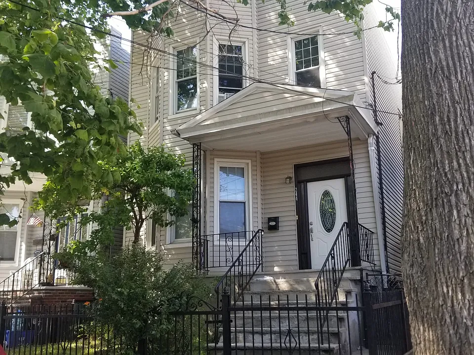 244 Bowers St #2