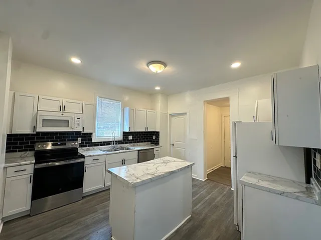 41 S Oakley Ave — Photo 8