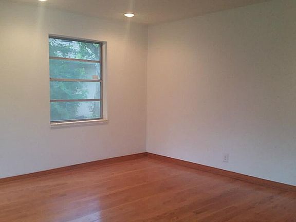 3rd image of 823 Saddle Rock Dr