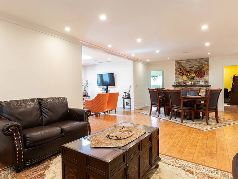 336 W Lexington Dr — Photo 5