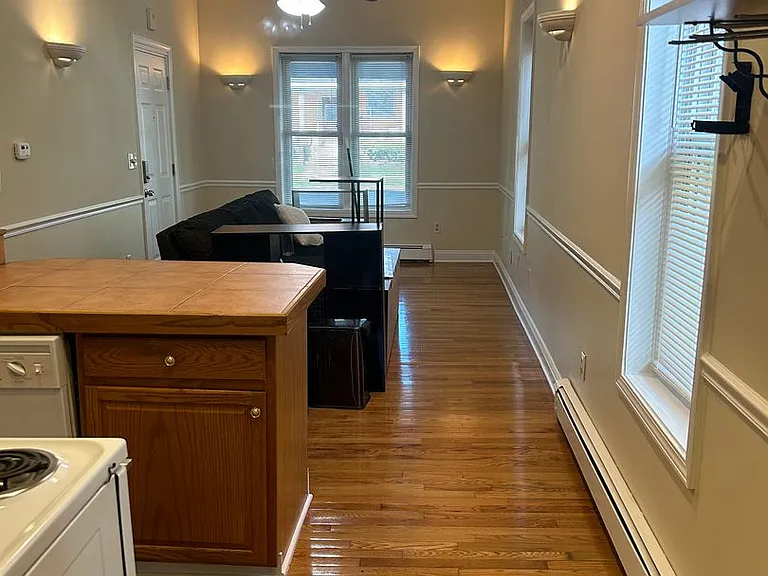 124 College Pl — Photo 1