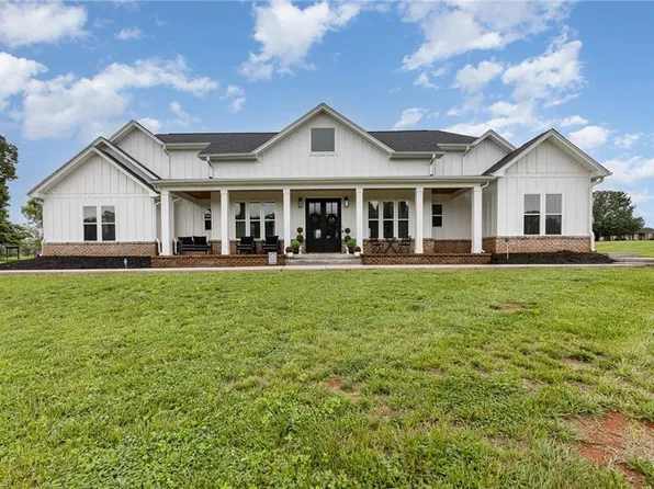 138 Arthur Needham Rd, Pilot Mtn, NC 27041