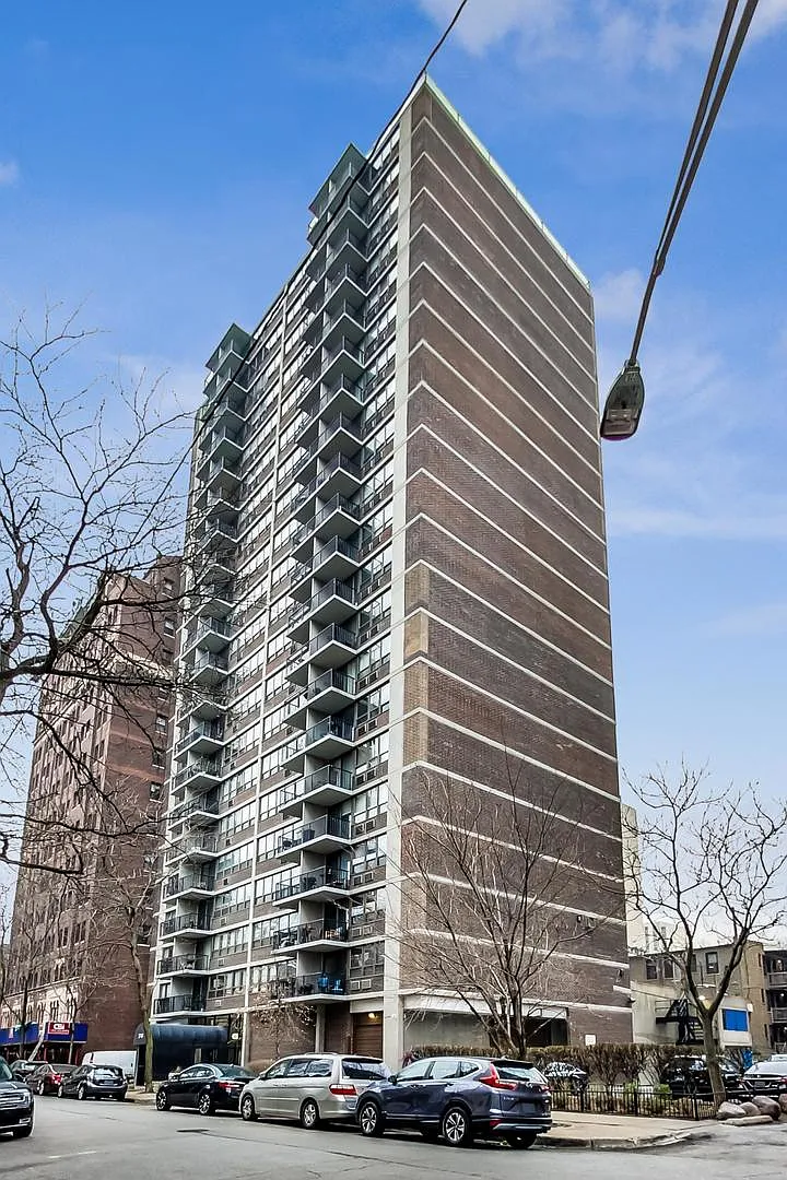 2740 N Pine Grove Ave APT 8C photo 1