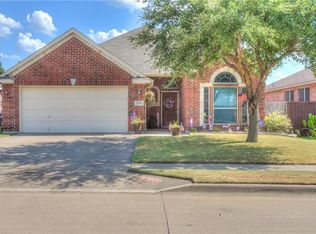8340 Fall Crest Dr, Hurst, TX 76053