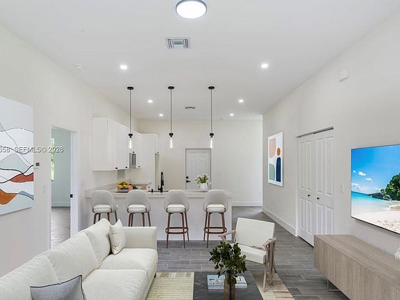 5th image of 710 Peacock Ave