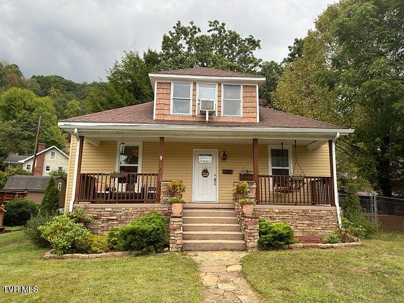 1st image of 906 Campbell Ave NW