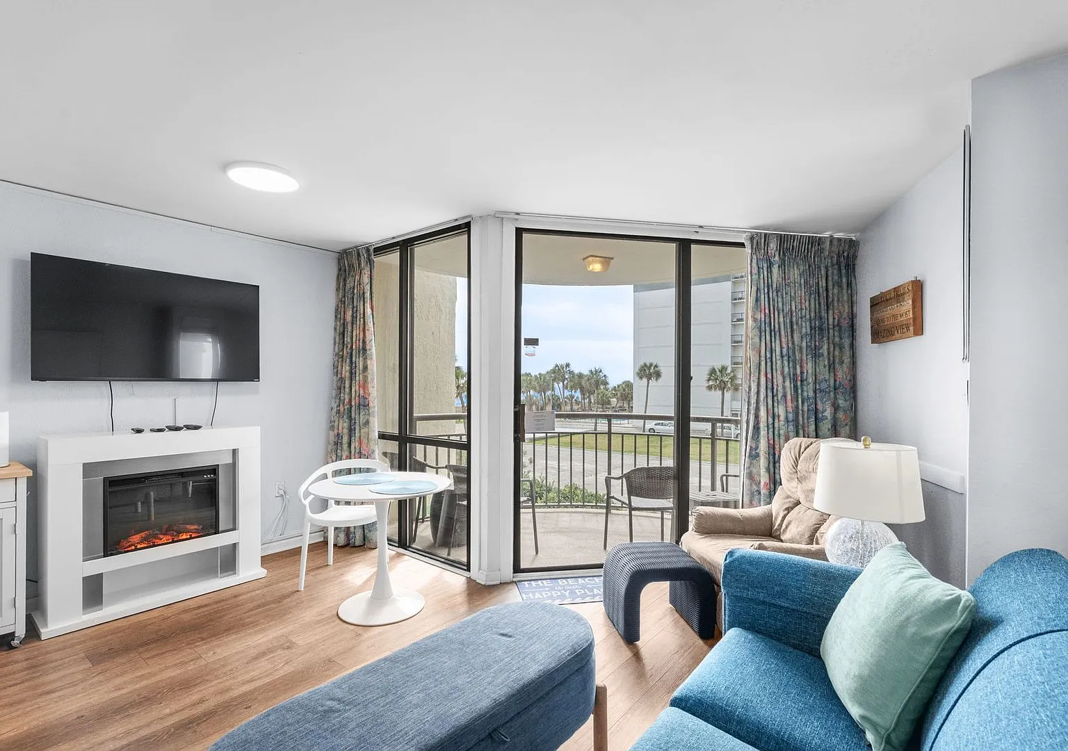 Cozy Coastal Escape for Snowbirds! 1 BR Oceanfront Condo (Oct-Mar) — Photo 3