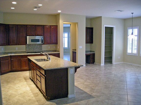 Kitchen w/ Granite Island