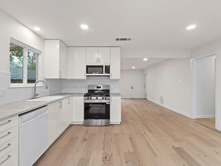 902 Warrington Dr — Photo 6