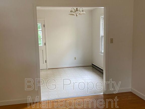 5th image of 307 Wintergreen Ave