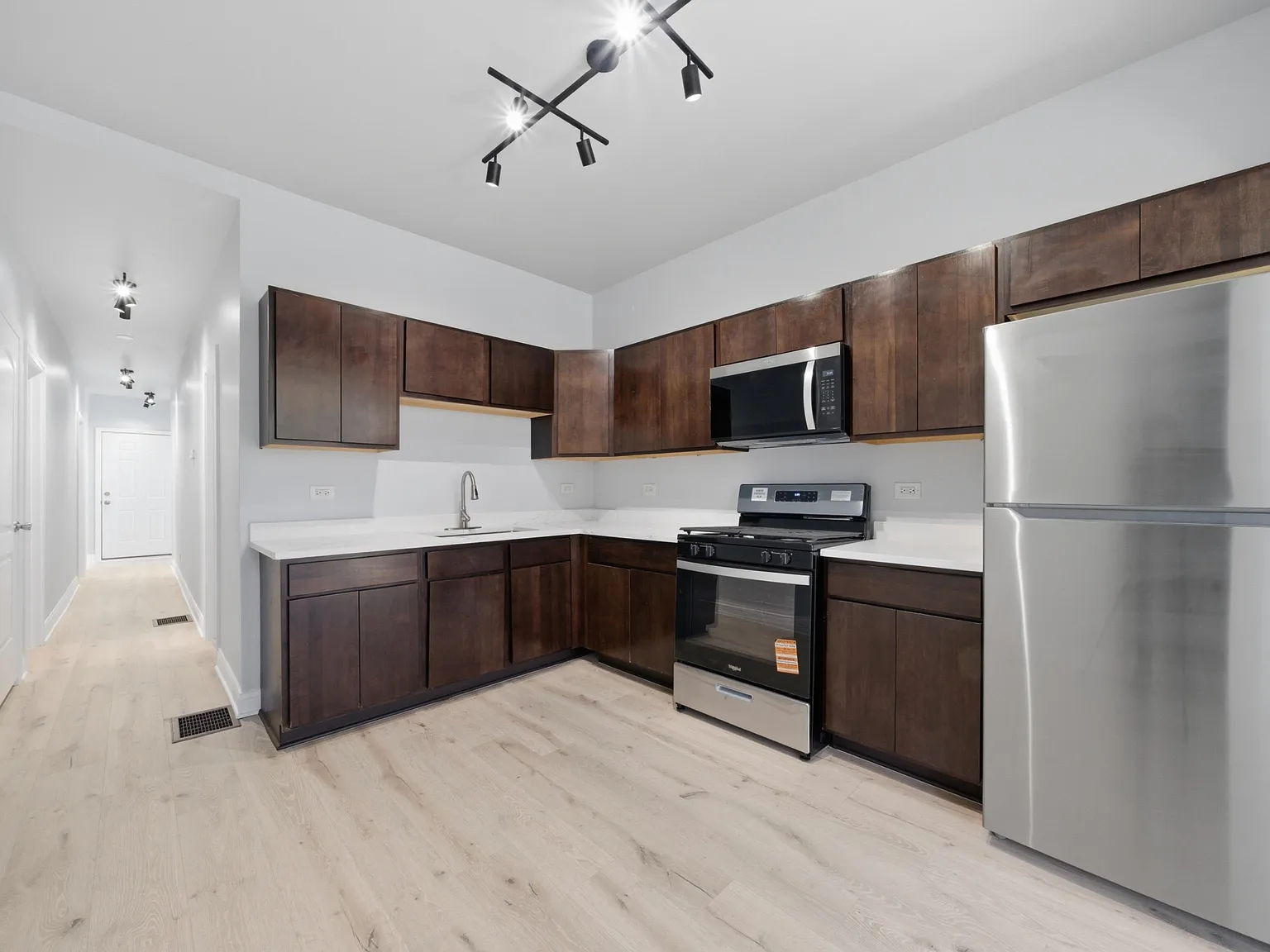 3 bed, 1100 sqft, $1,800 — Photo 4