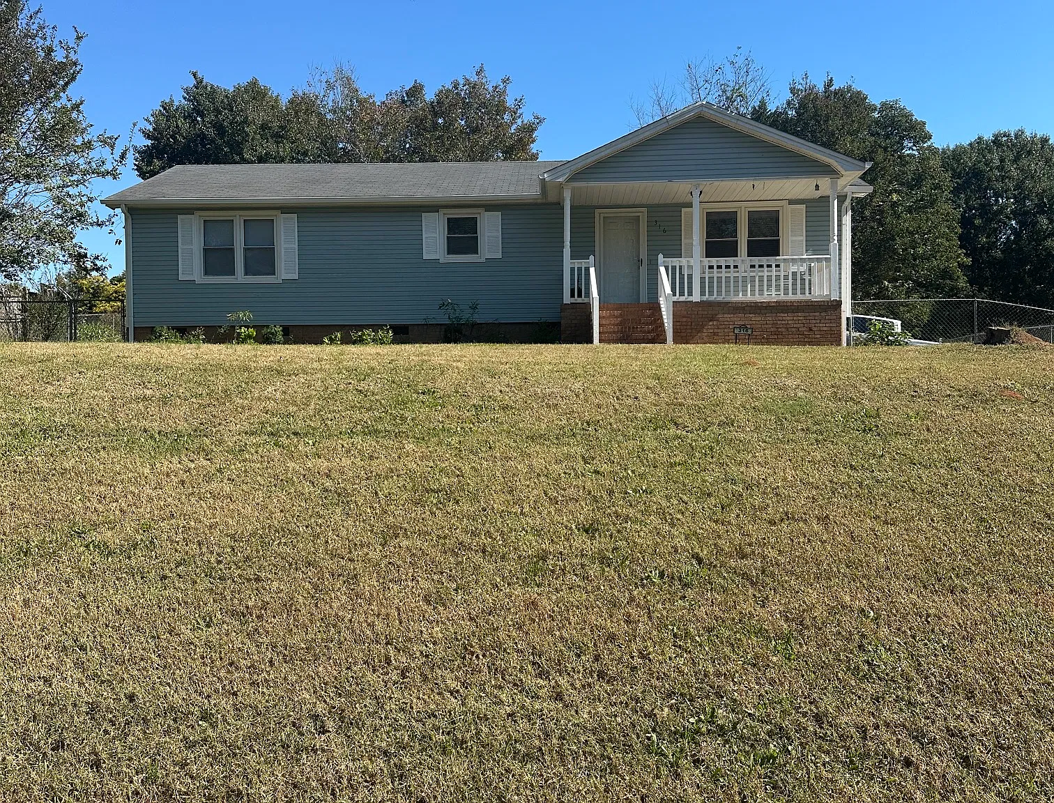 3 bed, 1.5 bath, 1200 sqft, $1,800 — Photo 2