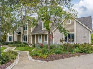 W299N1884 Wind Ridge Ct, Pewaukee, WI 53072