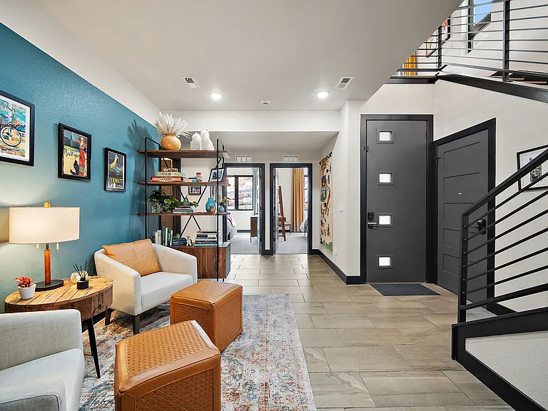 +1st floor
+Entryway from garage
+Both queen bedrooms on first floor