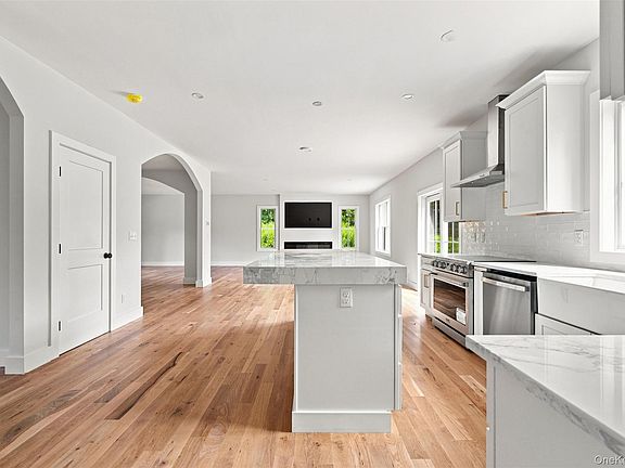 5th image of 240 Mahopac Avenue