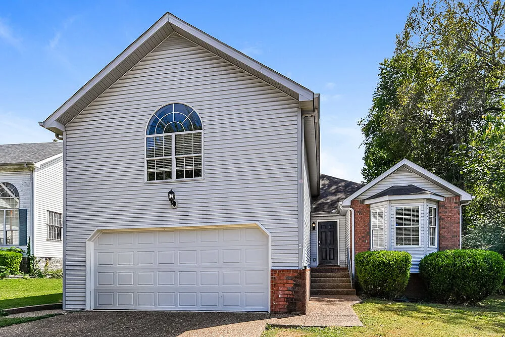 3 bed, 2.0 bath, 1781 sqft, $2,135 — Photo 1