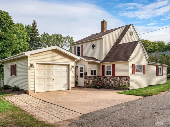 131 Zoberlein St, Ishpeming, MI 49849