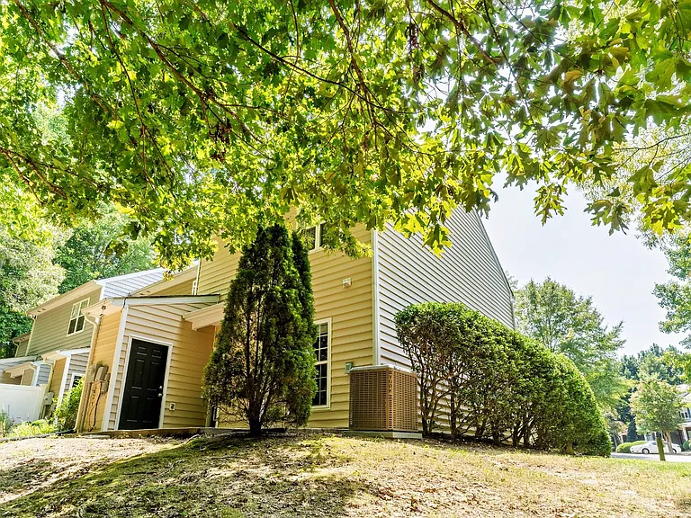 208 Sir William Ln — Photo 27