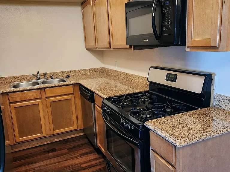 212 San Clemente Ave NW — Photo 6