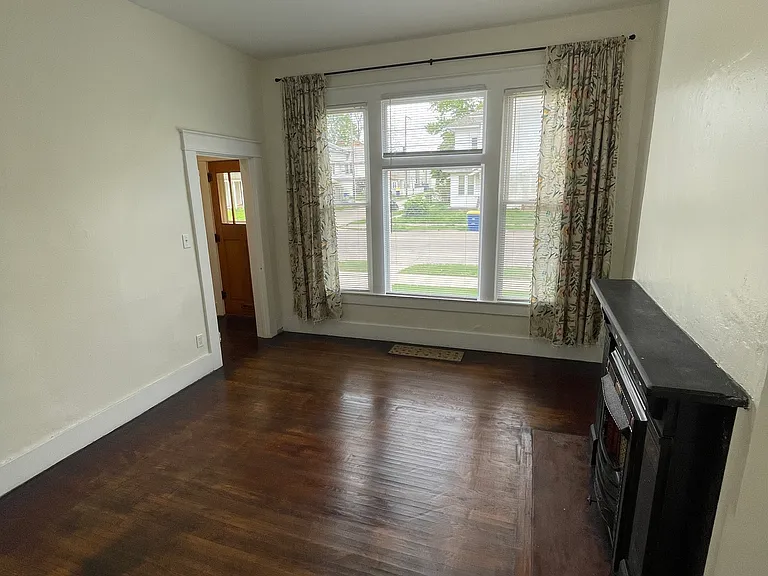 523-525 W Charles St #523 — Photo 11