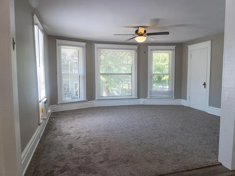 930 Loree St #UPSTAIRS — Photo 9