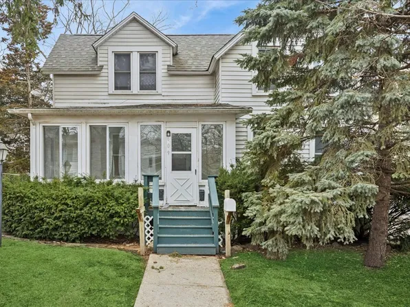 609 1st St, Libertyville, IL 60048