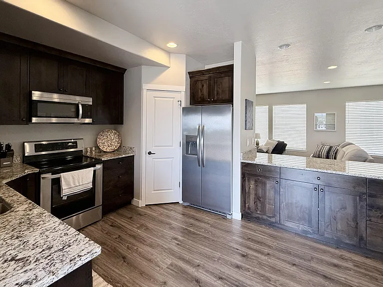 371 W Knights Ln — Photo 6