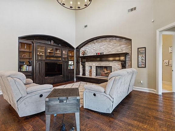4th image of 1412 Laurel Ln