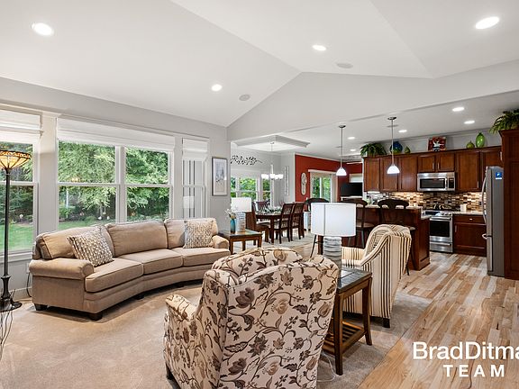 4th image of 4710 Firefly Dr NE