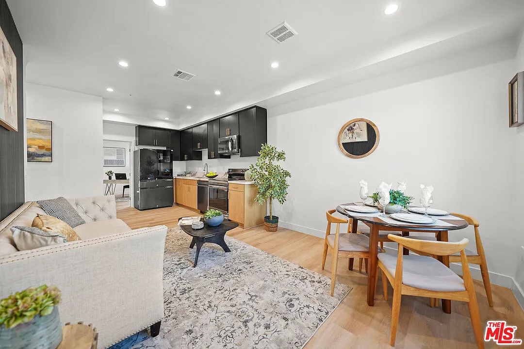 4 bed, 4.5 bath, 1950 sqft, $4,490 — Photo 3