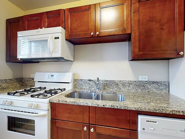 Poplar Apartments — Photo 16