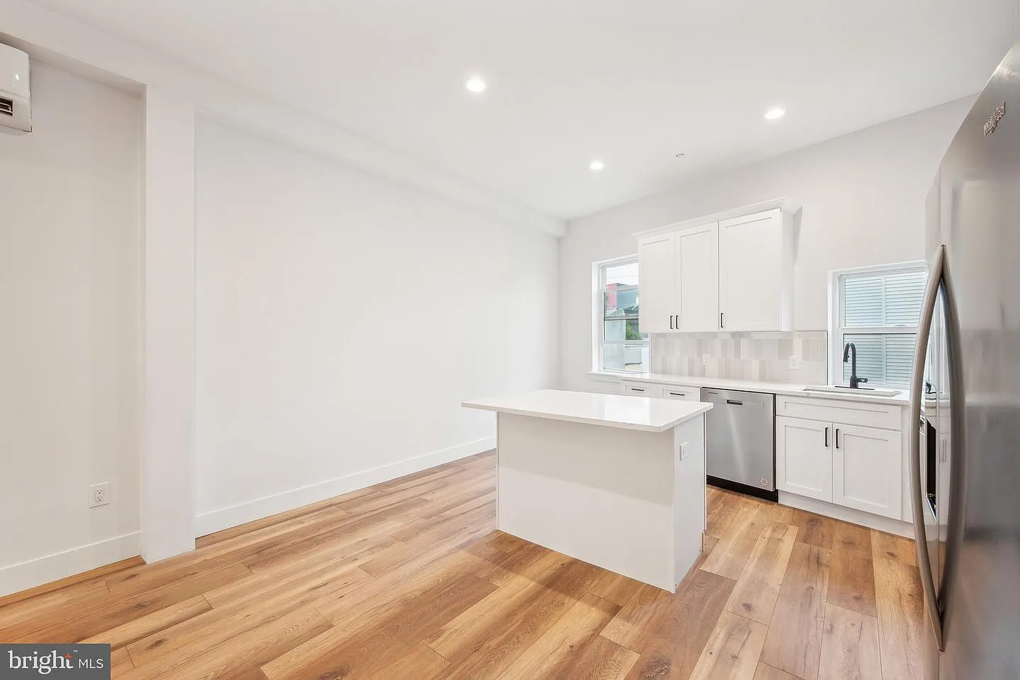 Private Roof Deck, Central Air & In-Unit Laundry Fishtown 2-Bedroom — Photo 4