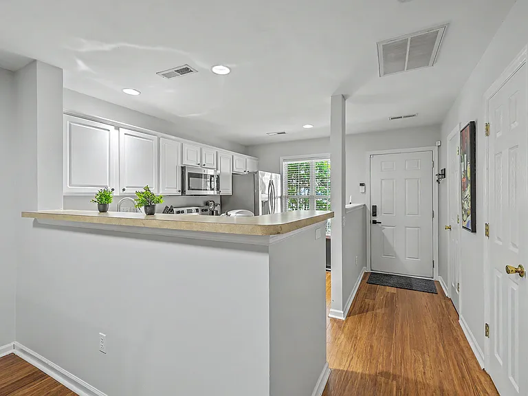 549 Tayrn Dr — Photo 3