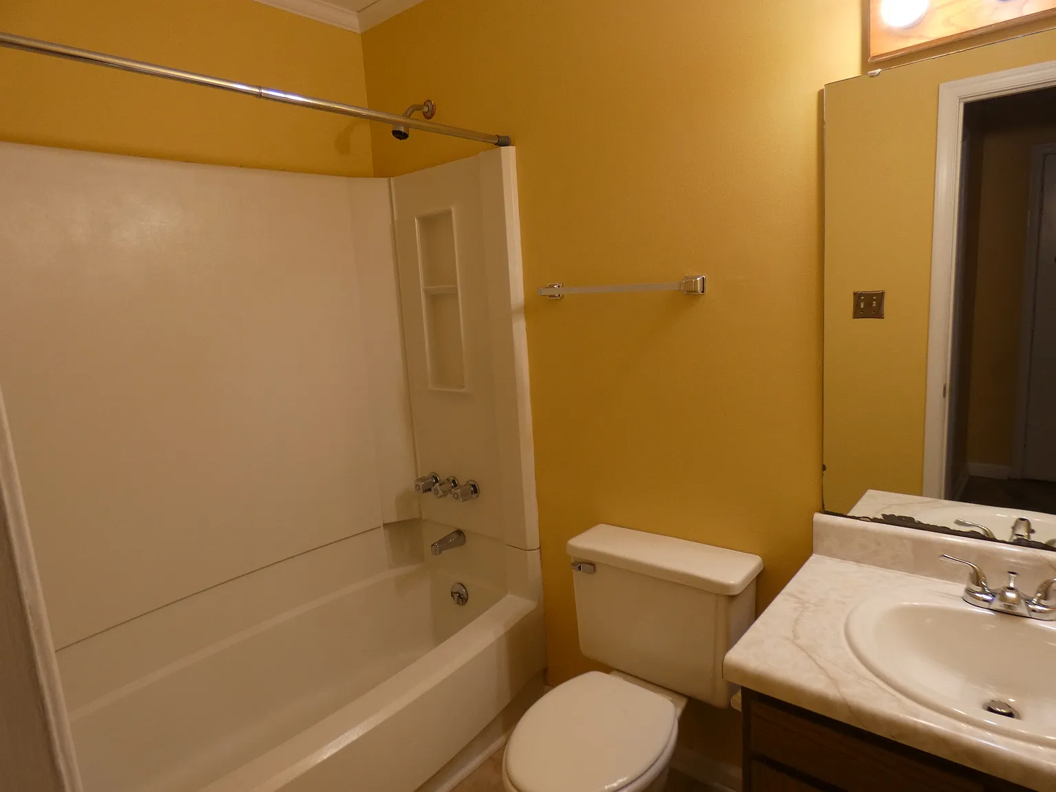 2 bed, 1050 sqft, $1,560 — Photo 4