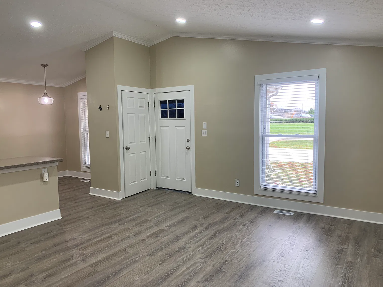 2 bed, 1041 sqft, $1,600 — Photo 3