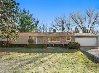 214 Dunkery Dr, Sycamore, IL 60178