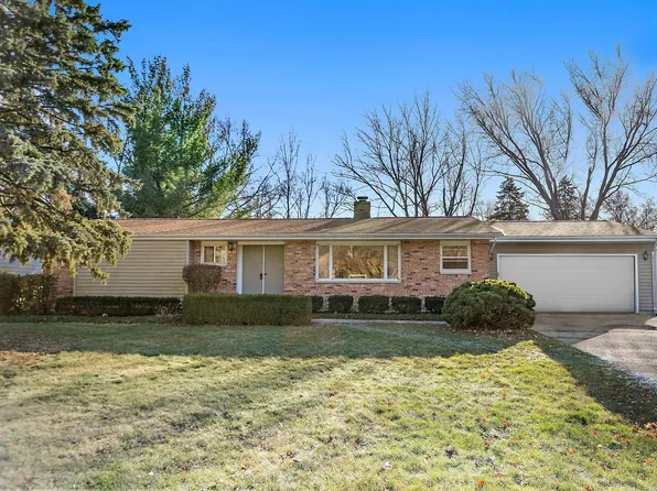 214 Dunkery Dr, Sycamore, IL 60178