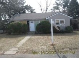 426 Heathcote Rd, Lindenhurst, NY 11757