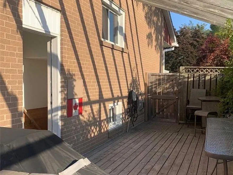 2 Pinemore Cres — Photo 3