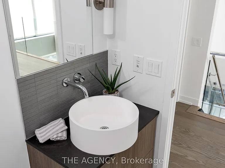 161 Roehampton Ave #804 — Photo 16