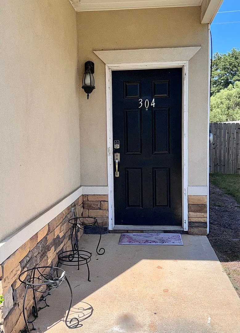Updated 3 Bedroom End Unit Townhome! — Photo 2